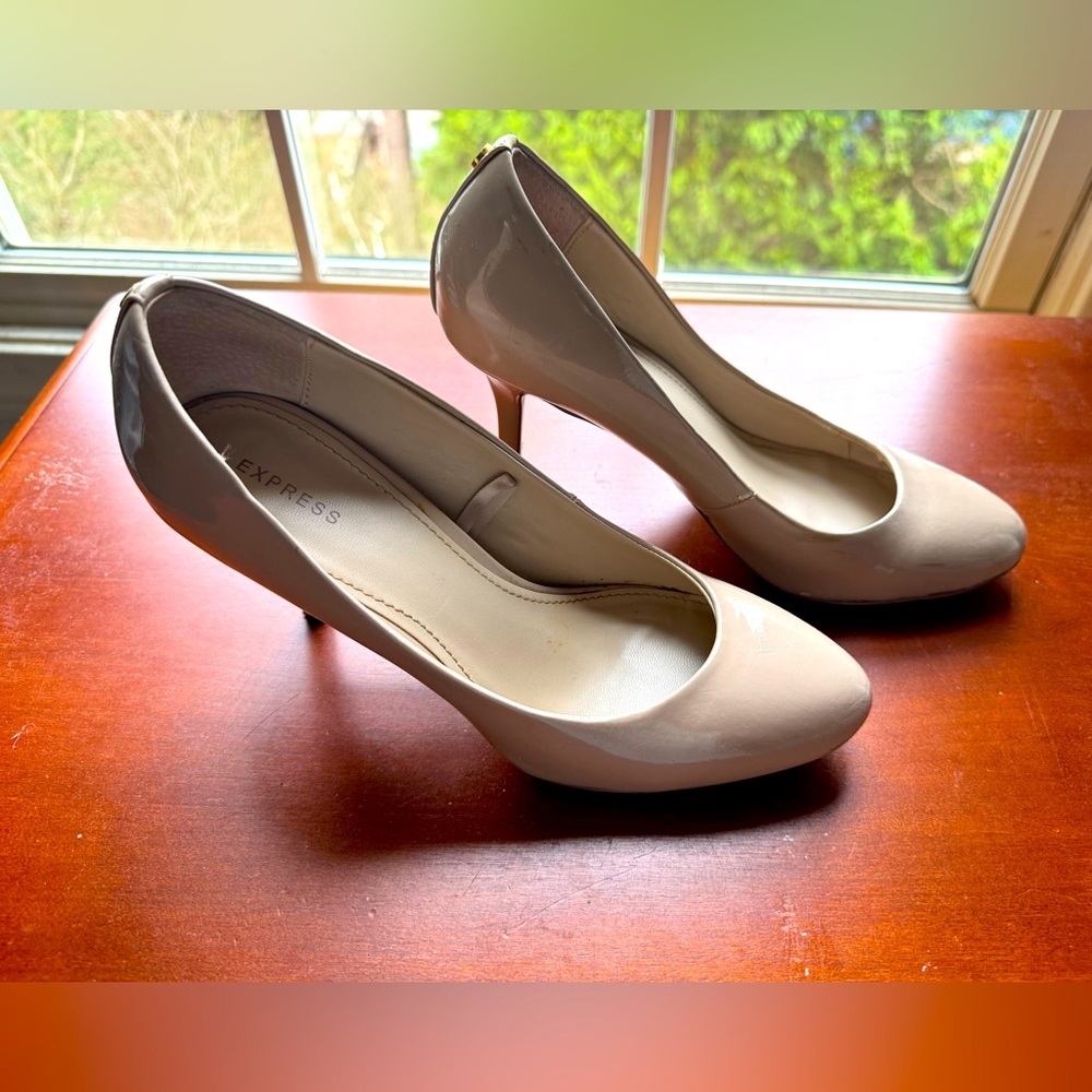 Express Women's Cream Pumps